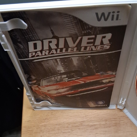 Ubisoft Driver Parallel Lines for Wii - Red - Picture 4 of 9